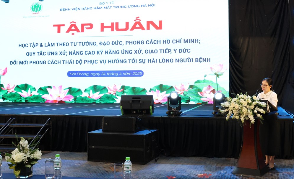 ThS. Nguyễn Thị Mận, Phó phòng TCCB giới thiệu chương trình tập huấn